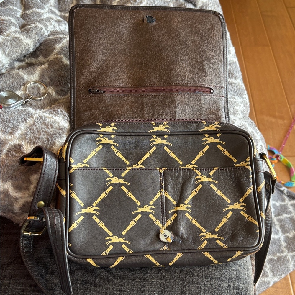 Longchamp Brown and Gold Crossbody Bag with Elegant Chain Detailing - Picture 3 of 10